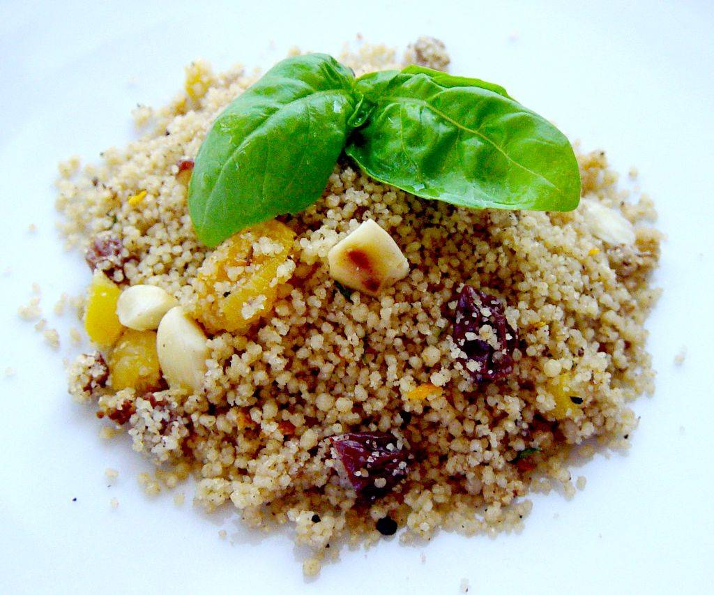 Couscous med mandler, rosiner, abrikoser osv.